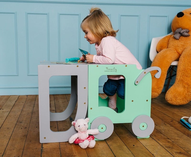 Børnemøbelsæt med bord og stol i krydsfiner