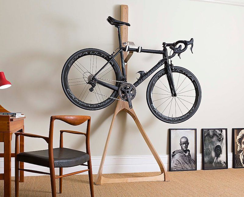 Eksklusiv cykel vægholder i træ og stål til to cykler