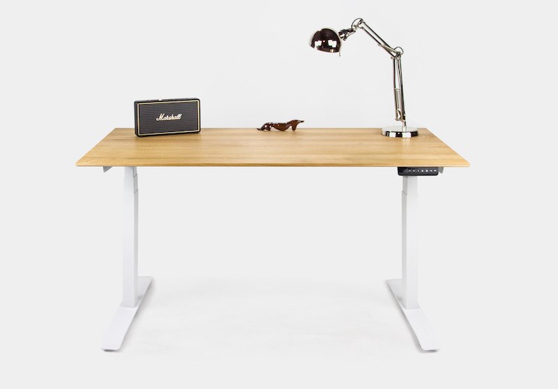 Elektrisk skrivebord i egetræ på 132x65 cm