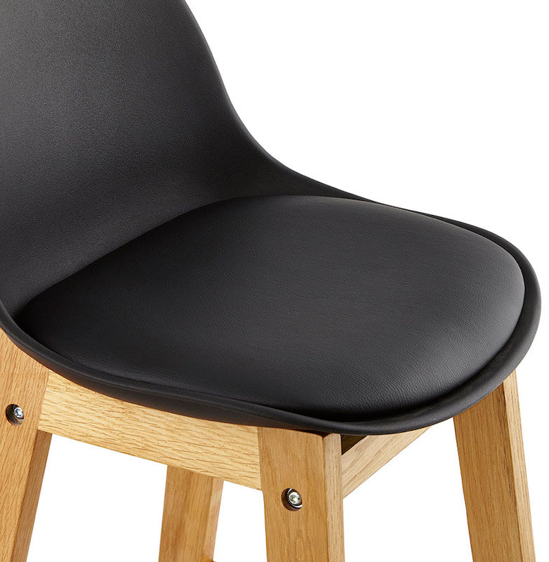Enkel barstol i polypropylen og træ med siddehøjde på 79 cm