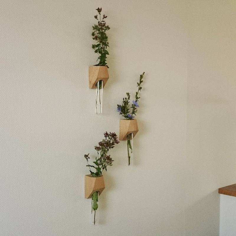 Hæng elegant dine blomster på væggen med vase i træ