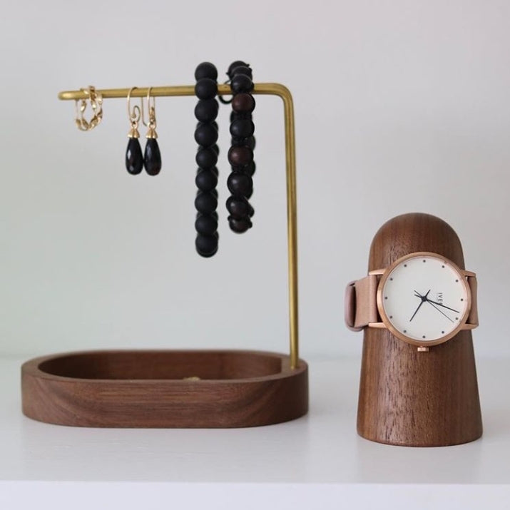 HANG ON smykkeholder i træ med dansk design fra dot aarhus