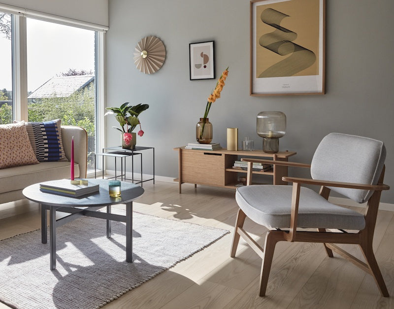 Loungestol i dansk design i egetræ med grå hynde