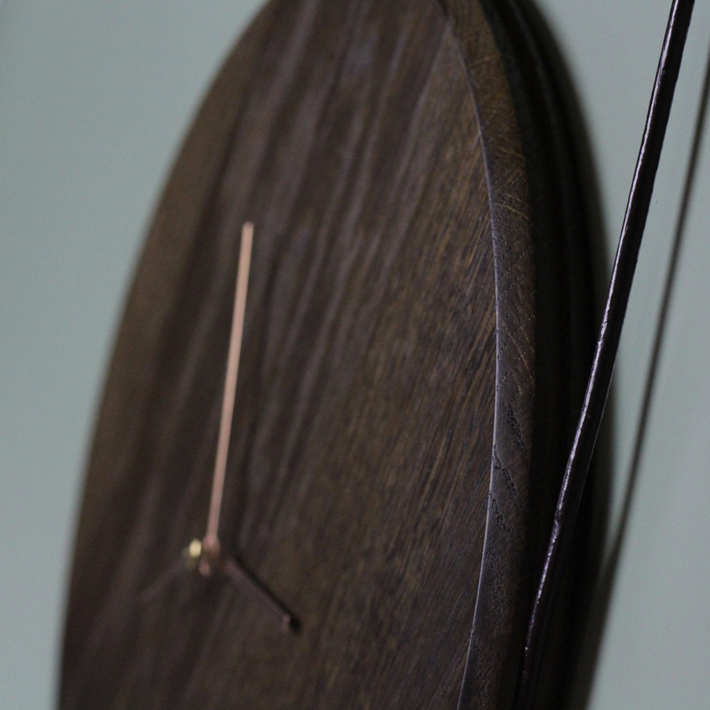 Mørkt træur med lædersnor med diameter på 30 cm