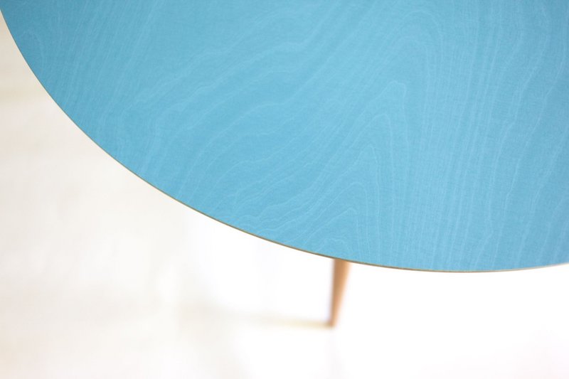 Rundt blåmalet spisebord med en højde på 75 cm