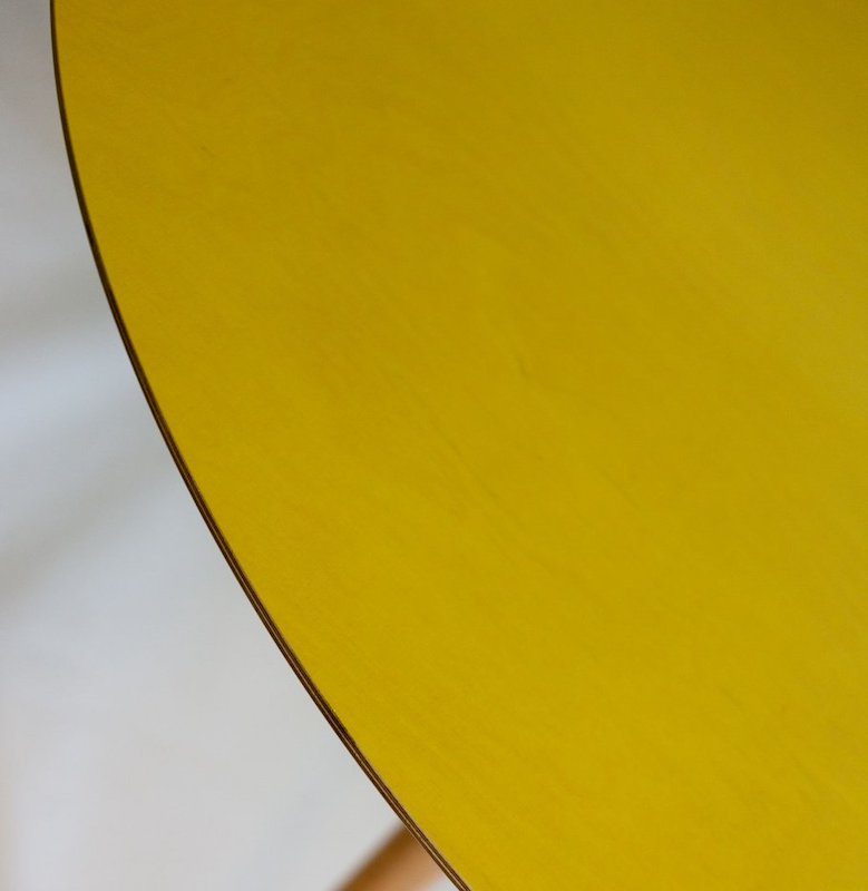 Rundt spisebord i ask med gul bordplade