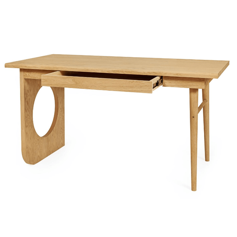 Skrivebord på 140 x 70 x 75 cm i egetræ med skuffe