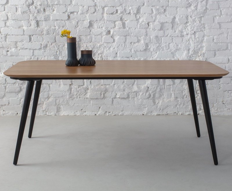 Spisebord i asketræ med sorte ben på 180x90 cm