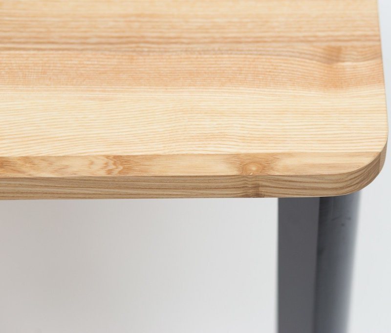 Spisebord i træ med afrundede hjørner på 120x80 cm