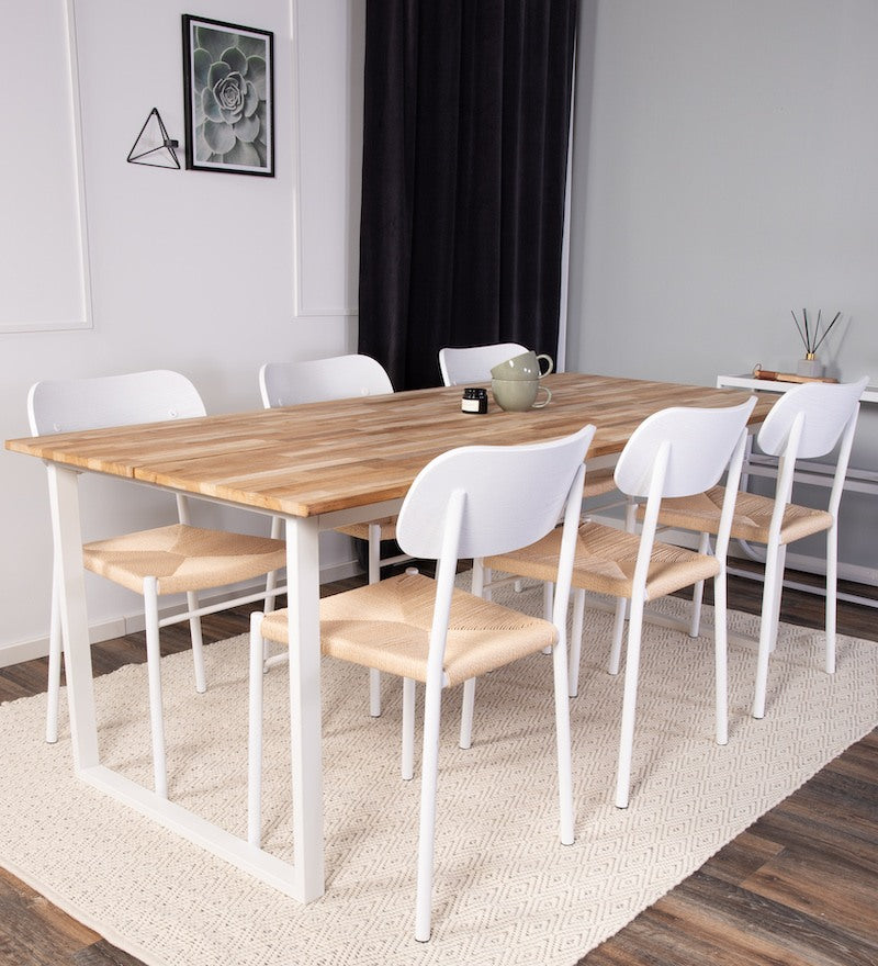 Stort spisebord med bordplade i teaktræ med hvide metalben
