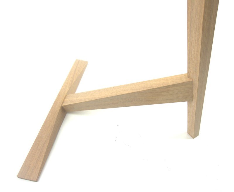 Træ sidebord med unikt design