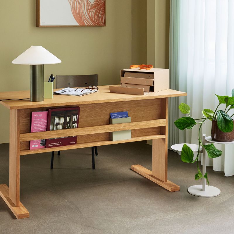Egetræsskrivebord i enkelt design