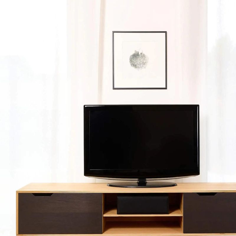 Langt væghængt NOBLE TV-bord i eg med sorte låger