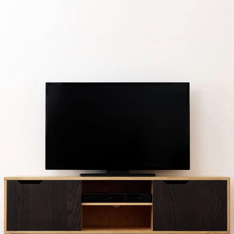NOBLE væghængt TV-bord i eg med sorte låger i den mindste størrelse