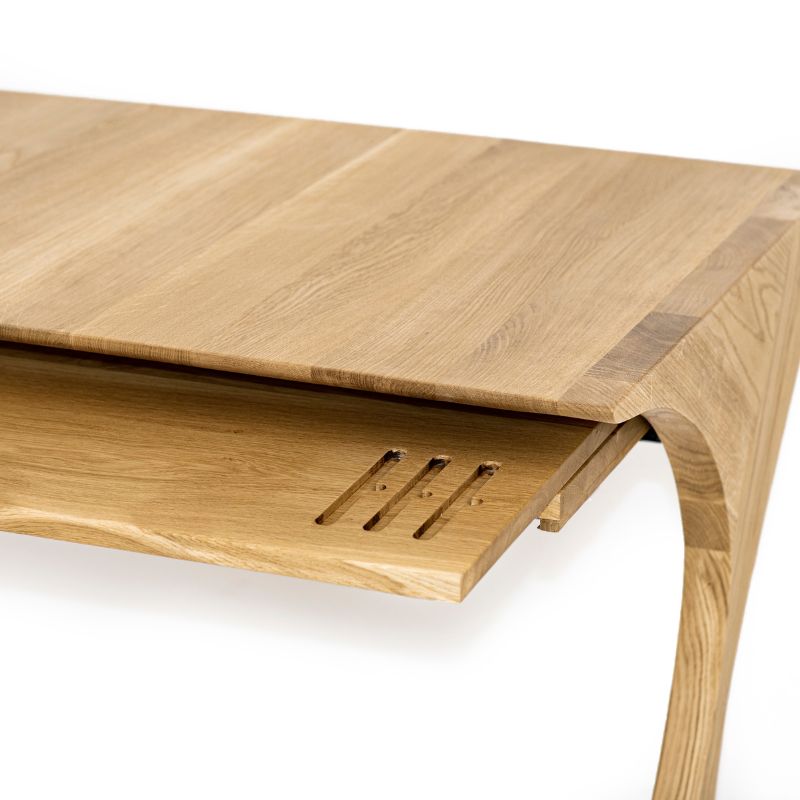 Skrivebord i træ med praktisk udtræksplade