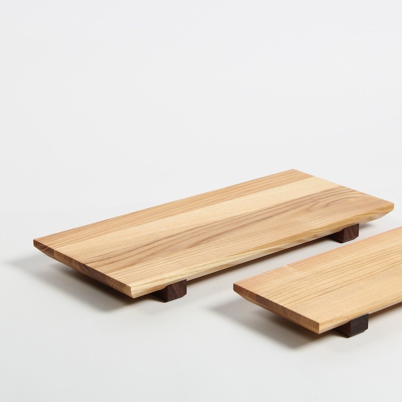Sushibræt i massiv asketræ med fødder af valnøddetræ | Køb her – Wood ...
