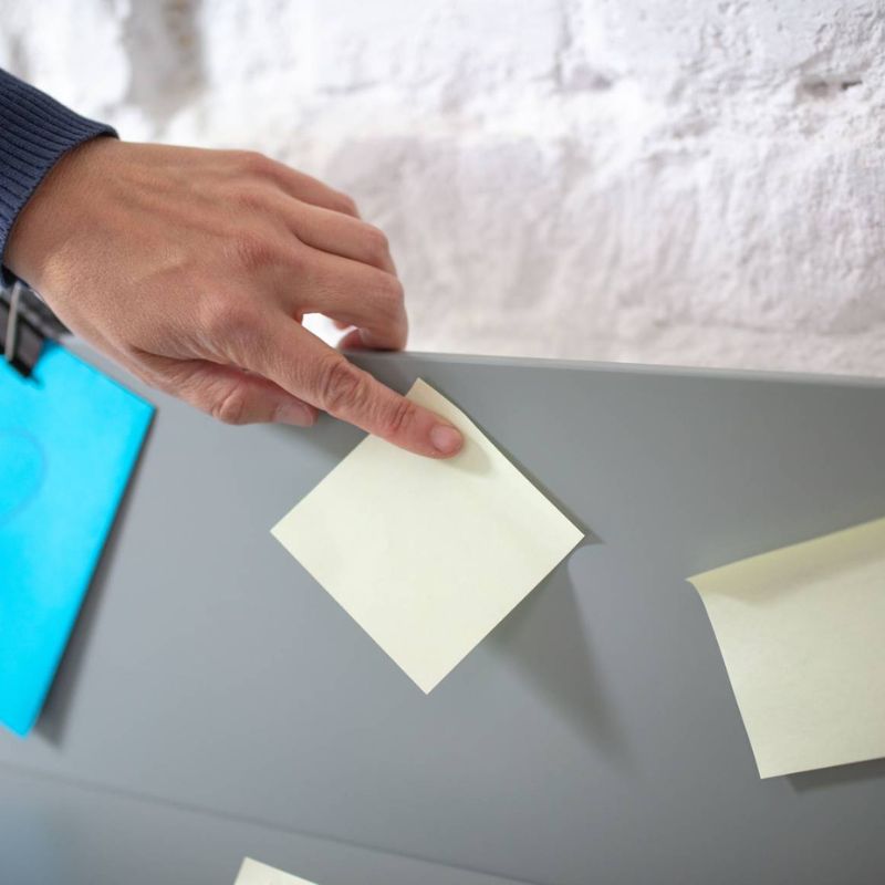 Træskrivebord med bagpanel til sedler og billeder