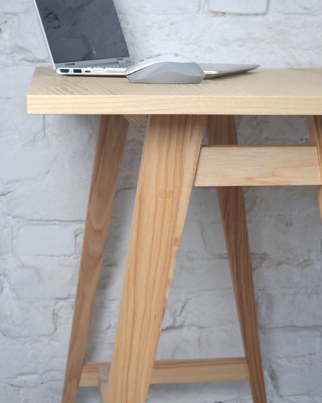 Stort hjørneskrivebord på 135x85x75 cm i træ