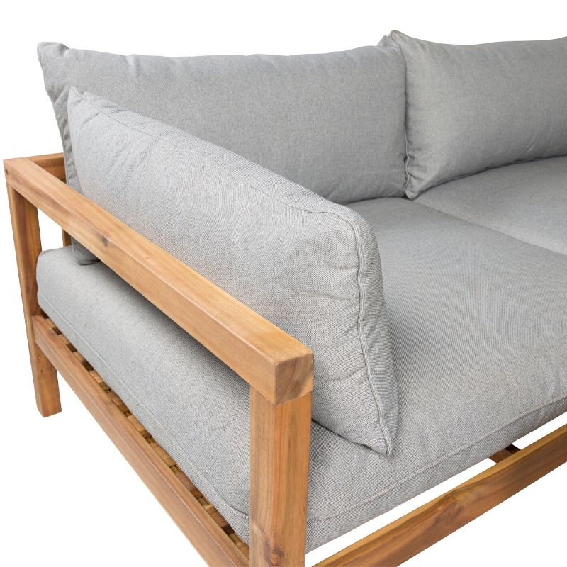 2-personers sofa med grå hynder, puder og træben