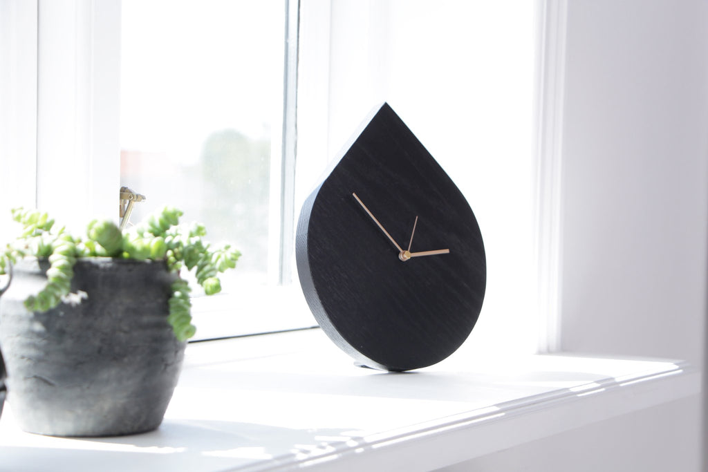 Drop ur i sort egetræ designet og produceres af Wood Junkie