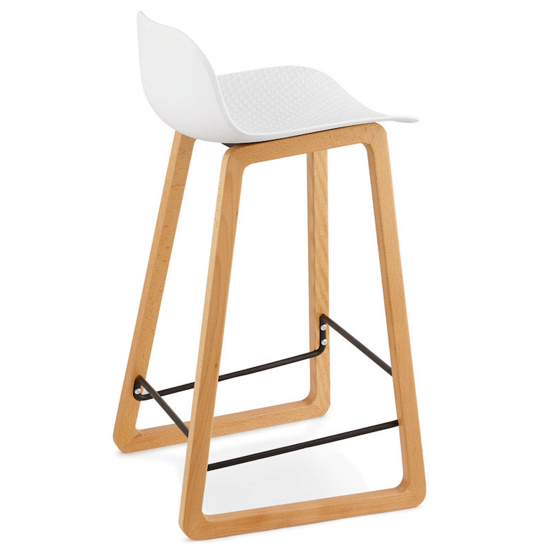 Barstol på 47 x 46 x 86,5 cm med hvidt sæde og træben