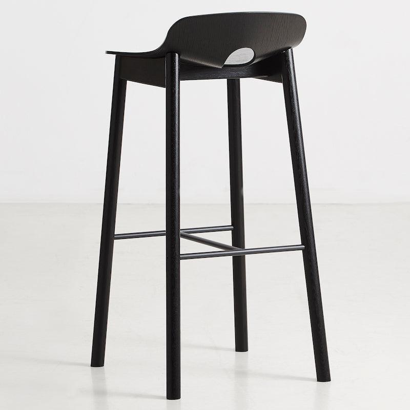 Barstol i sort træ med design fra Kasper Nyman 