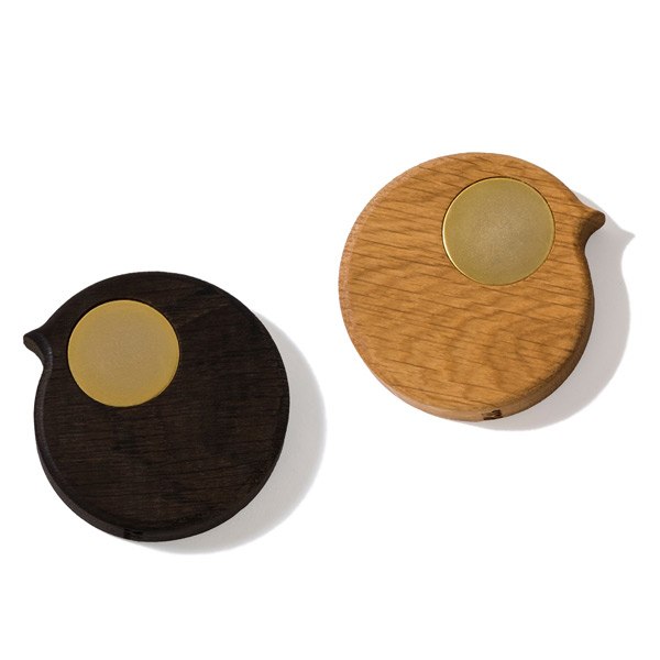 BIRP knage dobbeltpakke med magnet i natur og røget olieret egetræ fra Collect Furniture