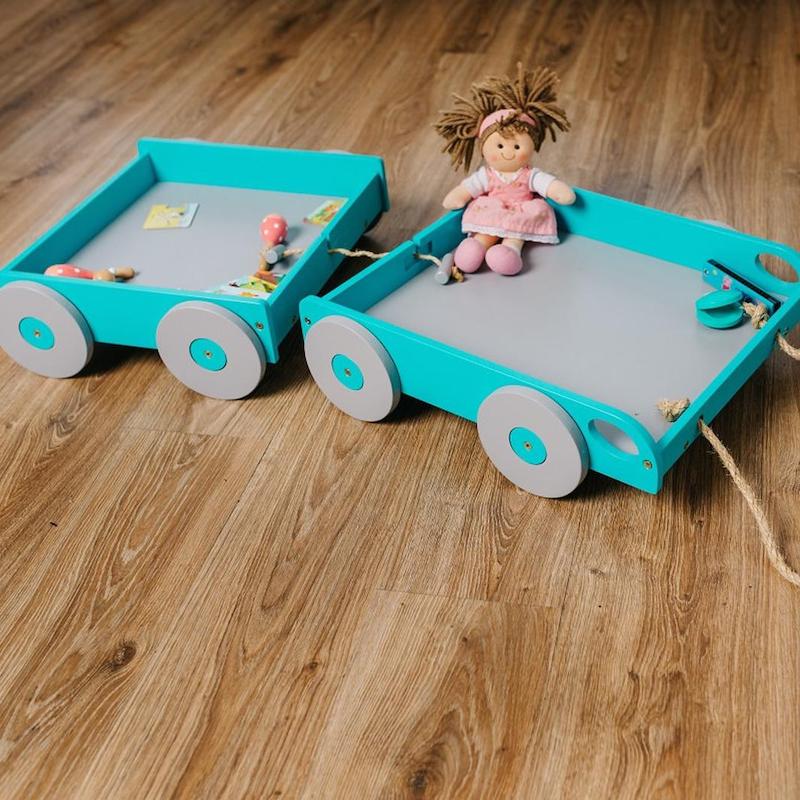 Blå trækvogn til børn til indendørs brug