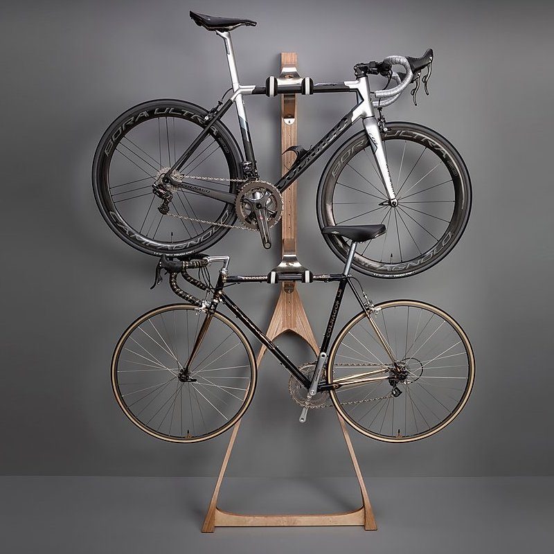 Cykelholder til 2 cykler i træ, stål og læder