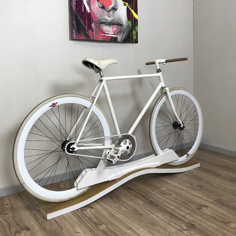 Cykelholder i eg med hvide paneler