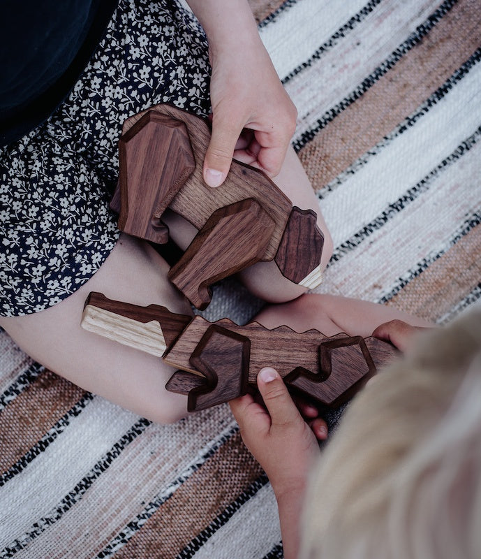 Dansk designet legetøj i træ med sej bjørn