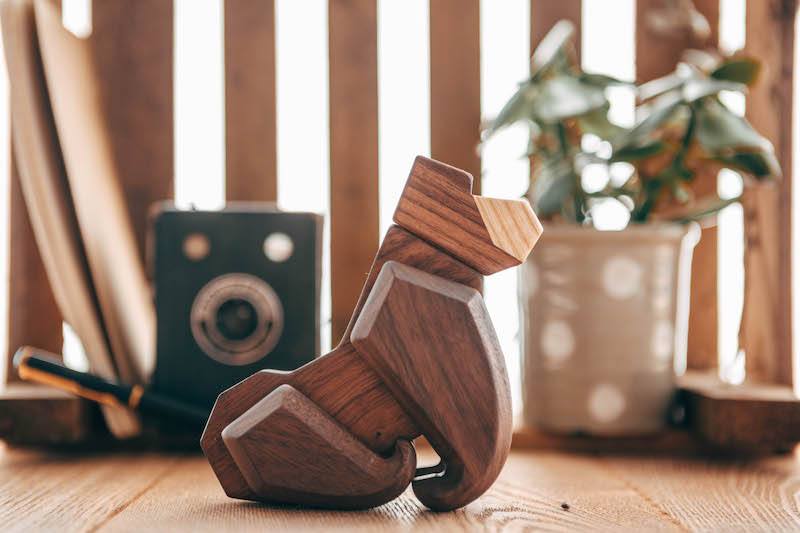 Dansk designet træfigur med magnetiske dele