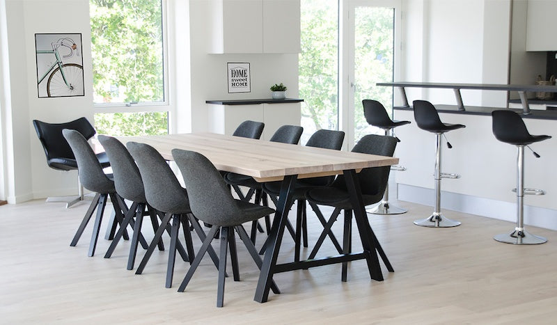 Dansk spisebordsstol fra House Nordic i formstøbt plast med træben