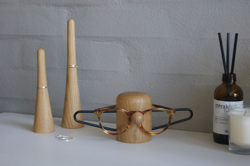 NOSEY glasses holder of walnut/brass from Dot Aarhus Danish design