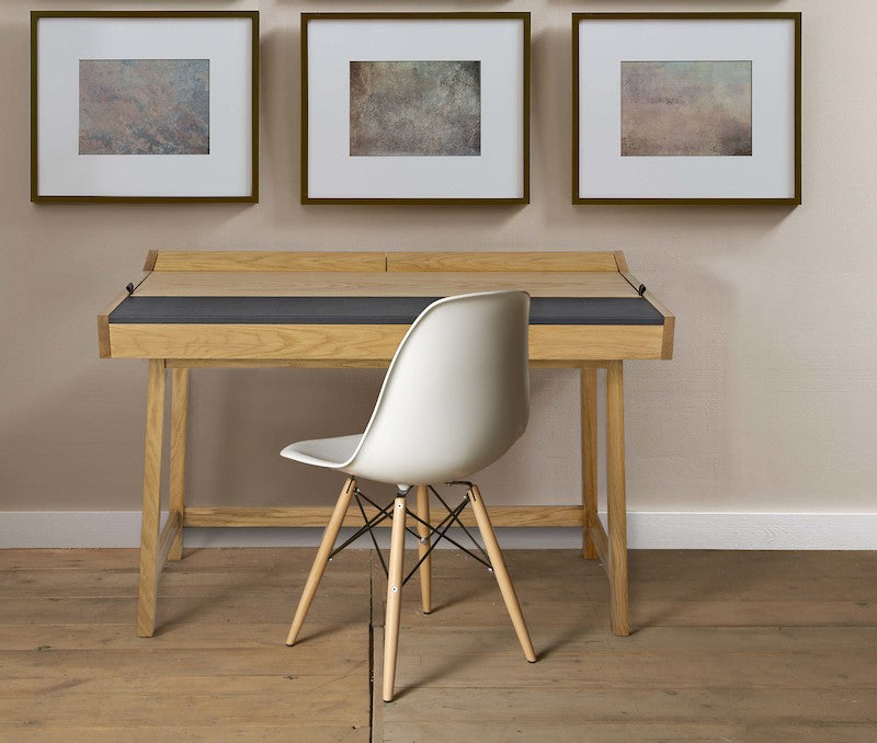 Egetræs skrivebord på 108 x 60 x 80 cm med opbevaringsrum