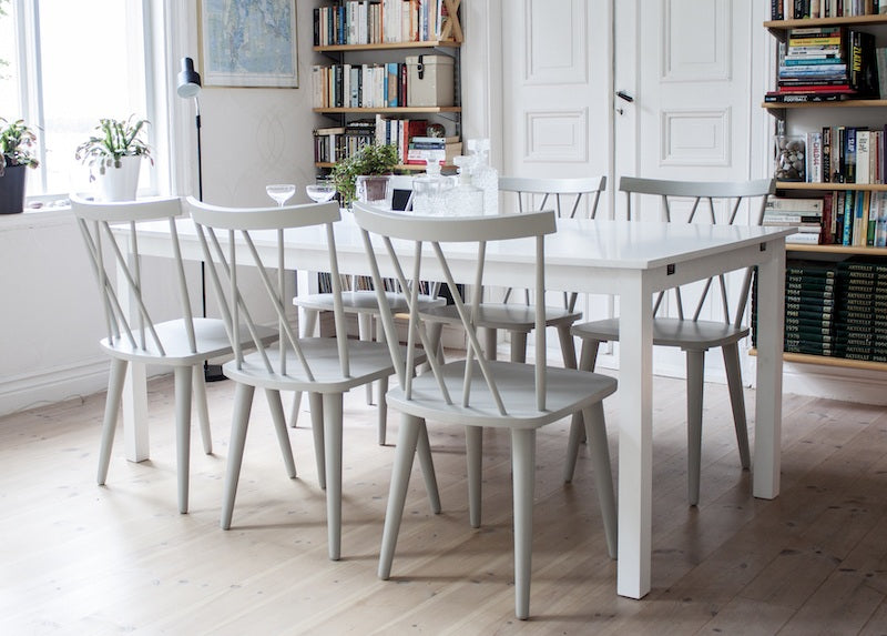 Elegant spisebordsstol i hvid træ med pindedesign