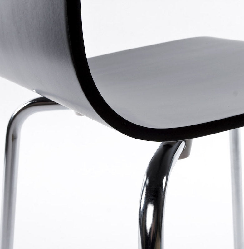 Enkel sort spisebordsstol med stålben