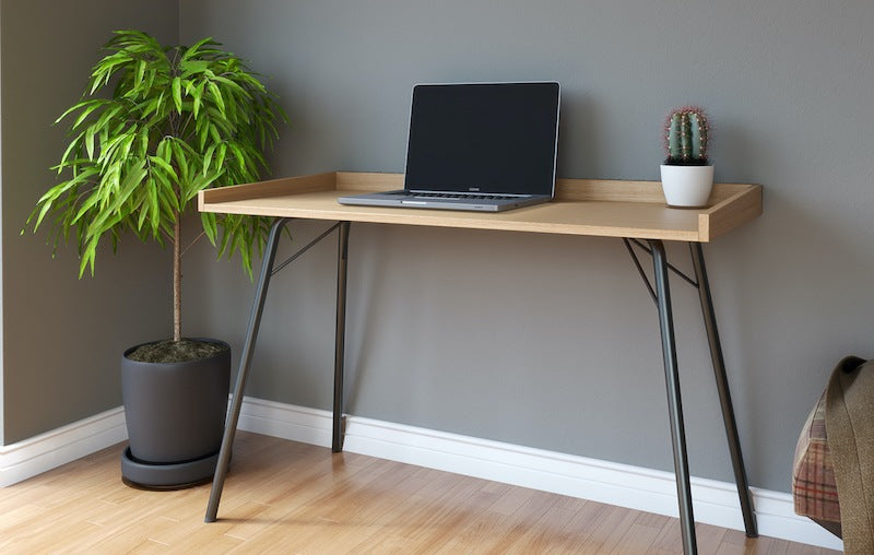 Enkelt skrivebord i egefiner med høje kanter