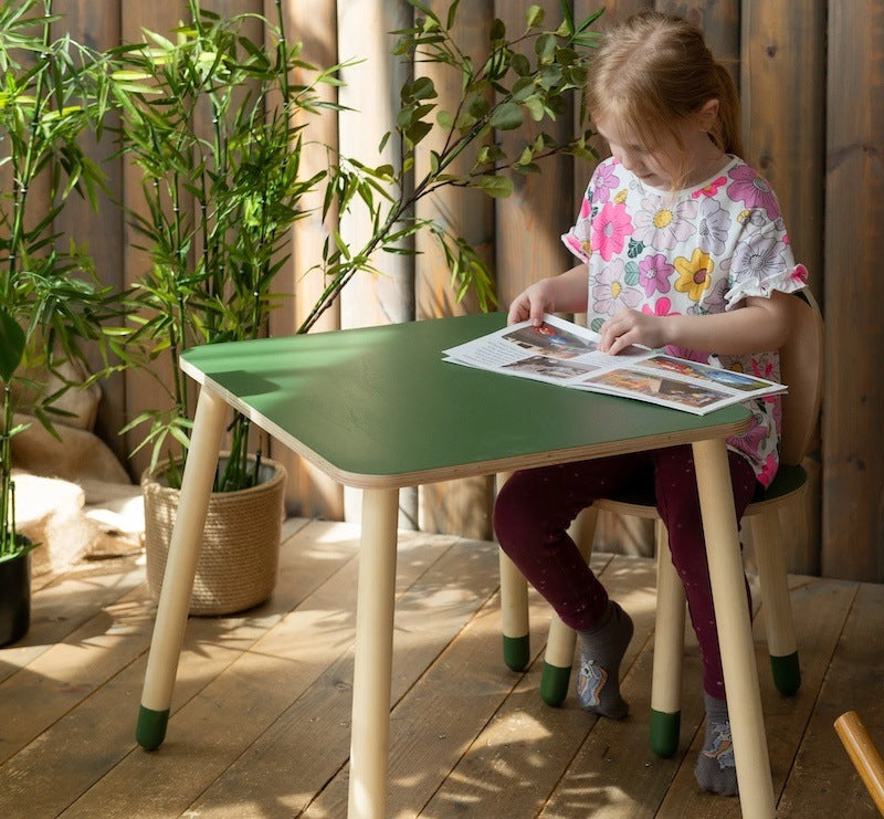 Grønt sæt med bord og stol til børn