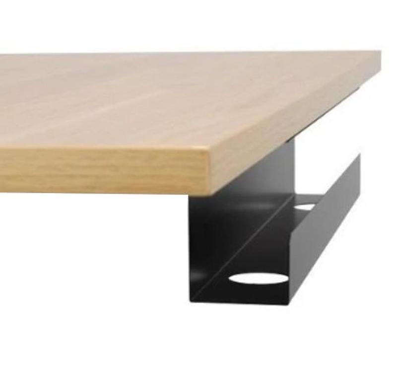 Hæve-sænkebord i valnød med kabelbakke i sort