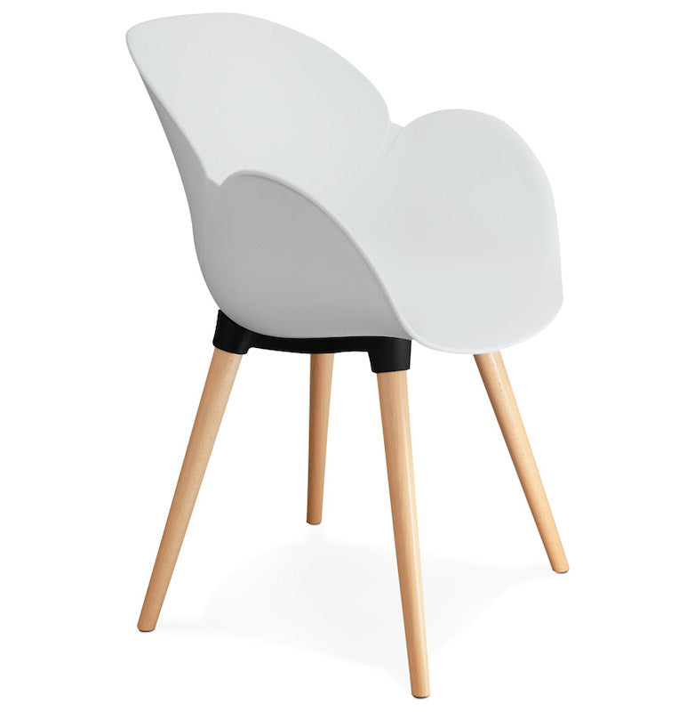 Hvid Sitwel spisebordsstol med træben fra Kokoon Design