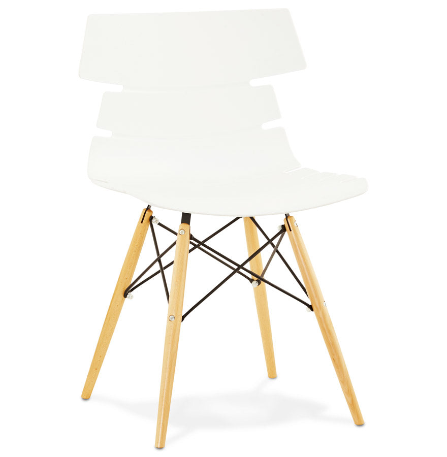 Hvid Strata spisebordsstol med ben i bøgetræ fra Kokoon Design