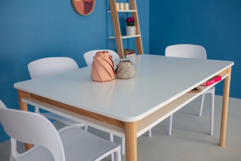 Hvidmalet spisebord med udtræk der kan forlænges fra 140 cm til 200 cm