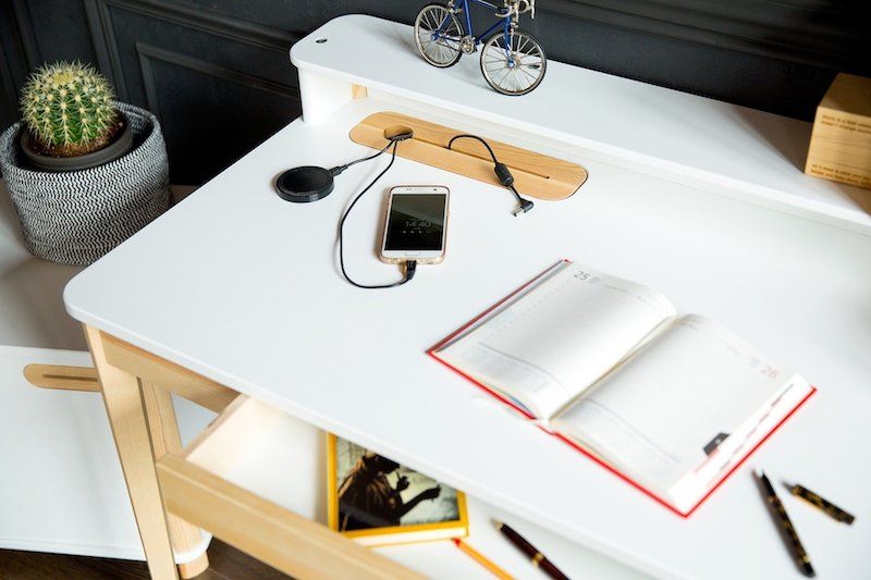 Hvidt skrivebord på 110x56x75 cm i træ med skuffe og hylde