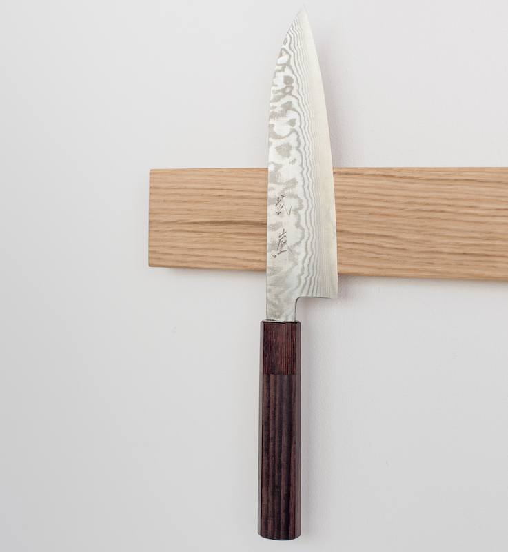 Knivholder i træ til montering på væg med tape