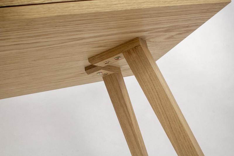 Lille kontorbord i egetræ fra Danmark
