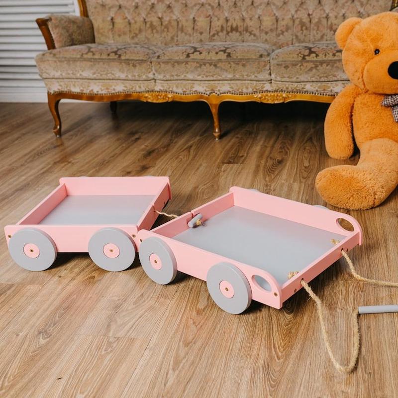 Lyserød trækvogn til børn til indendørs brug