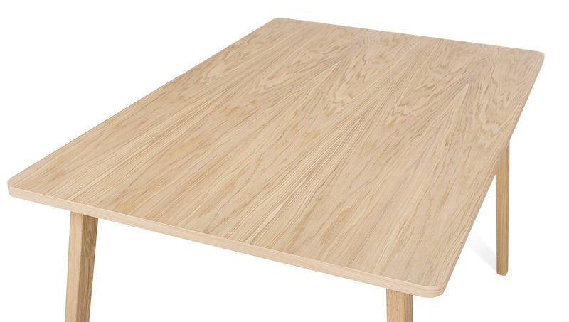 Lyst spisebord i egefiner på 140 x 90 x 75 cm