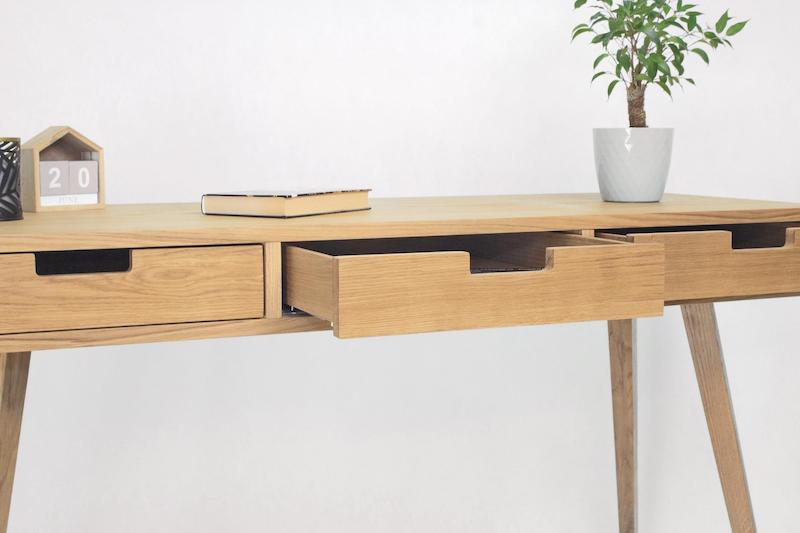 Moderne skrivebord i egetræ med god opbevaringsplads
