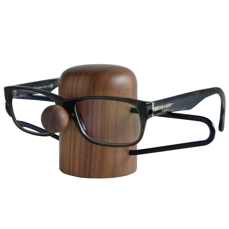 NOSEY holder i sort valnød til solbriller og briller fra dot aarhus